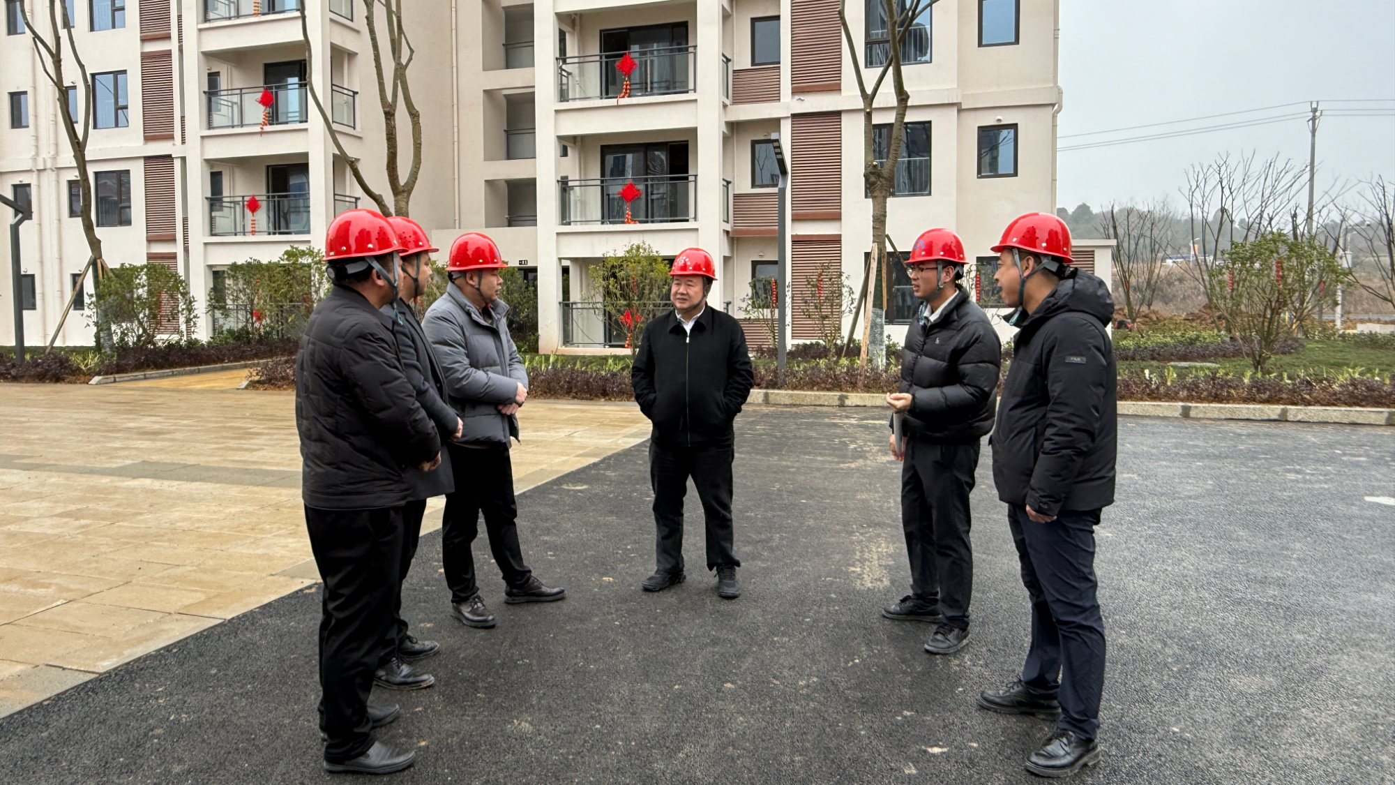 张德顺到贵安新区ZB-22-01地块住宅配套项目调研指导工作